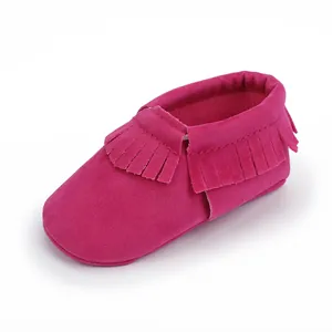 Nahaufnahme von rosa Baby-Mokassins aus Wildleder mit Fransen und weichem Lauflern-Design