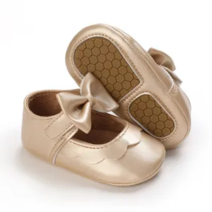 Detailansicht goldene Baby-Lauflernschuhe mit weicher rutschfester Sohle und Schleife