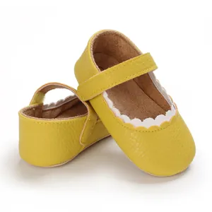 Detailansicht gelber Baby-Prinzessinnen-Lauflernschuhe mit weißem Wellenranddekor