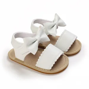 Eleganti sandali bianchi per neonate da 0 a 1 anno con un grazioso fiocco decorativo