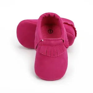 Detailansicht von rosa Wildleder-Babyschuhen mit Fransen für neugeborene Mädchen