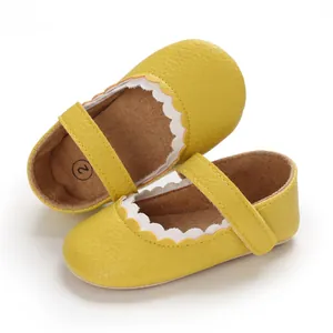 Gelbe strukturierte Baby-Lauflernschuhe mit weißem Wellenrand und weicher Sohle.