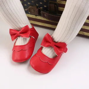 Detailansicht der roten Baby-Prinzessin-Lauflernschuhe mit Schleifen und weichem Leder