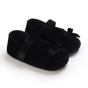 Nahaufnahme der schwarzen Baby-Mary-Jane-Schuhe aus Samt mit Schleife und weicher Sohle