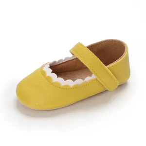 Detailansicht gelber Baby-Mary-Jane-Schuhe mit gewelltem Rand und Klettverschluss