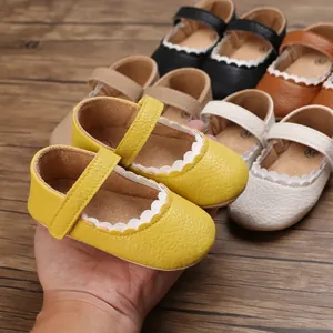 Detaillierte Makroaufnahme von verschiedenfarbigen Baby-Mary-Janes mit gewelltem Rand.