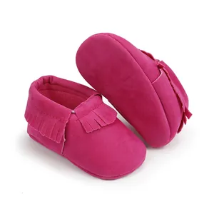 Detailansicht der weichen rosa Baby-Mokassins mit Fransen für Neugeborene und Kleinkinder