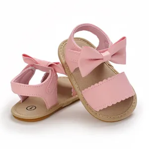 Sandali rosa per bambine con fiocco decorativo e bordi a conchiglia, vista dei dettagli