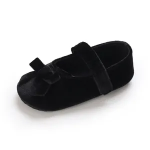 Detailansicht der schwarzen Baby-Mary-Janes aus Samt mit Schleife und Klettverschluss
