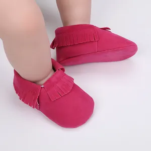 Weiche fuchsiafarbene Wildleder-Babyschuhe mit modischen Fransen für Neugeborene und Babys