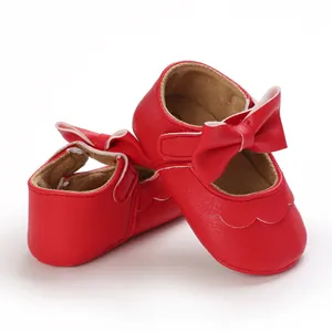 Süße rote Lauflernschuhe für Babys mit weicher Sohle und einer großen dekorativen Schleife.