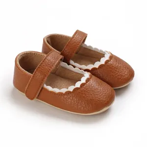 Detailansicht brauner Baby-Prinzessinenschuhe mit Wellenrand und Klettverschluss