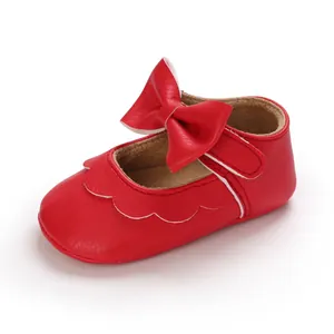 Detailansicht roter Prinzessinnen-Lernlaufschuhe für Babys mit Schleife und Gummisohle