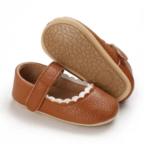 Detailansicht brauner Baby-Prinzessinenschuhe mit Wellenkante und rutschfester Weichsohle