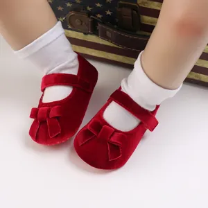 Detailansicht roter Samt-Babyschuhe mit Schleifenakzenten und weichen Komfortsohlen