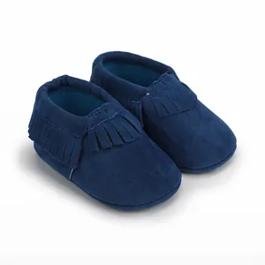 Detailansicht der marineblauen Wildleder-Babyschuhe mit eleganten Fransen am Knöchel.