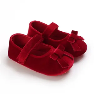 Elegante rote Baby-Samtschuhe mit weicher Sohle und Schleifendekor für Neugeborene