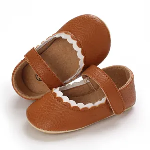 Detailansicht brauner Baby-Prinzessinenschuhe mit weicher Sohle und Wellenrand