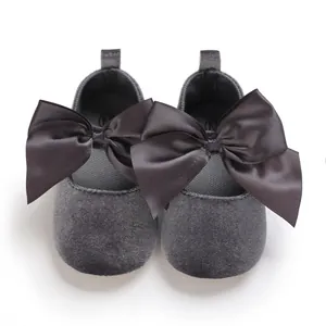 Chaussures princesse pour bébé en velours gris avec grands nœuds en satin, semelle souple