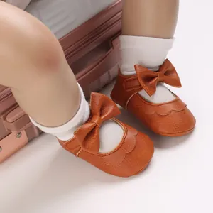 Detailansicht brauner Baby-Prinzessinnen-Lauflernschuhe mit dekorativen Schleifen und weicher Sohle