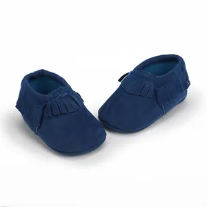 Detailansicht marineblaue Baby-Mokassins mit weicher Sohle und Fransenverzierung