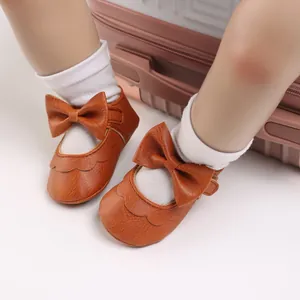 Detaillierte Ansicht brauner Lauflernschuhe für Babys mit süßer Schleife und Wellenrand
