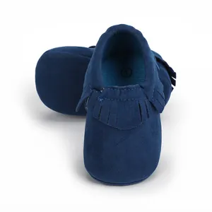 Nahaufnahme von dunkelblauen Wildleder-Babyschuhen mit eleganten Fransen-Details