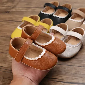 Detail von Baby-Prinzessin-Schuhen mit weicher Sohle in verschiedenen Farben
