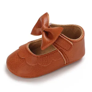 Detailansicht brauner Baby-Lauflernschuh aus Kunstleder mit Schleife und Wellenrand