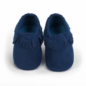 Detailansicht von marineblauen Wildleder-Babyschuhen mit schicken Fransen
