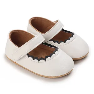 Detailansicht der weißen Baby-Prinzessin-Schuhe mit schwarzem Wellenrand und weicher Sohle