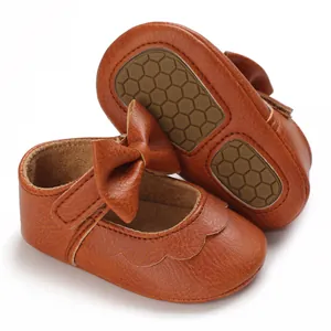 Detailansicht brauner Baby-Lauflernschuhe mit weicher rutschfester Waben-Gummisohle