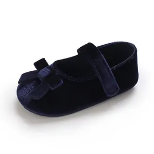 Detailansicht weiche dunkelblaue Baby-Mary-Jane-Schuhe aus Samt mit Zierschleife
