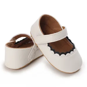 Weiche weiße Baby-Prinzessinnenschuhe mit schwarzen Wellenkanten-Details für Kleinkinder