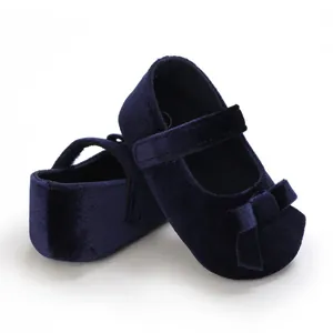 Detailansicht der dunkelblauen Samt-Babyschuhe Mary Jane mit weicher Sohle und Schleife