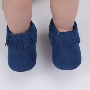 Detailaufnahme blauer Baby-Mokassins aus Wildleder mit Fransen für Neugeborene
