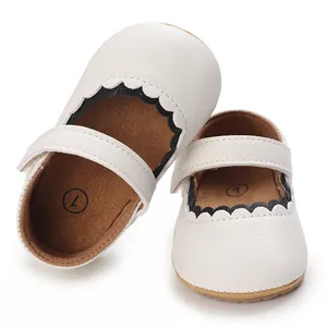 Nahaufnahme weißer Baby-Mary-Jane-Schuhe mit schwarzem Wellenrand und weicher Gummisohle