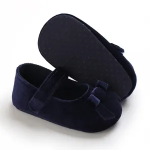 Detailansicht der dunkelblauen Baby-Ballerinas aus Samt mit weicher rutschfester Sohle