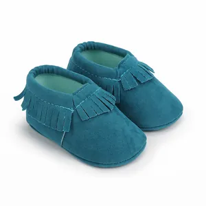 Detailansicht der blauen Wildleder Babyschuhe mit stilvollen Fransen und Softsohle.