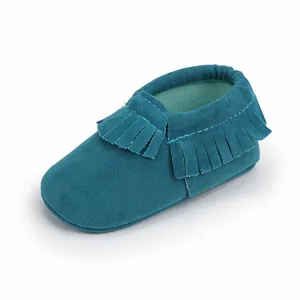 Weiche blaugrüne Wildleder-Babyschuhe mit Fransen und elastischem Einstieg für Babys