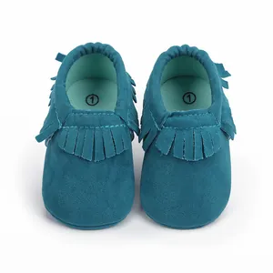 Detaillierte Draufsicht auf blaugrüne Wildleder-Babyschuhe mit eleganten Fransen