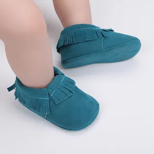 Detailaufnahme von petrolfarbenen Baby-Wildlederschuhen mit Fransen für Neugeborene