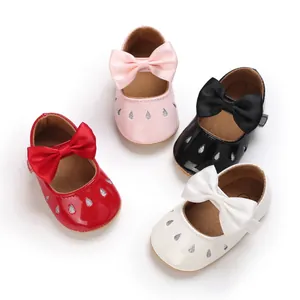 Detalle de zapatos de princesa para bebé en cuatro colores con lazo de satén