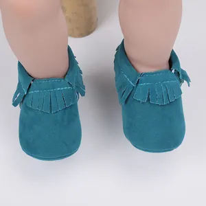 Weiche türkisfarbene Baby-Mokassins mit Fransen, ideal für Krabbelkinder.