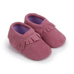 Nahaufnahme von lila Wildleder-Babyschuhen mit stilvollen Fransen für Neugeborene