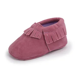 Stilvolle malvenfarbene Wildleder-Babyschuhe mit zartem Fransen-Detail am weichen Kragen.