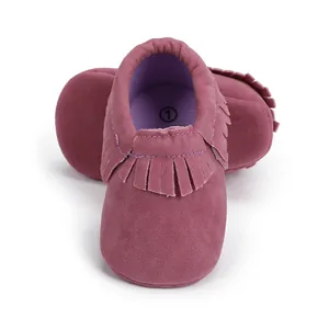 Detailansicht lila Wildleder-Babyschuhe für Mädchen mit eleganten Fransenverzierungen