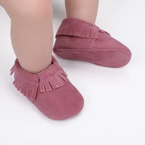 Weiche rosa Baby-Mokassins mit Fransen-Detail für Neugeborene und Kleinkinder geeignet