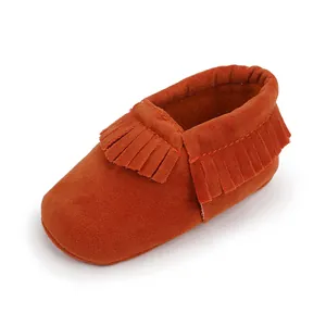 Detailansicht der weichen orangefarbenen Wildleder-Babyschuhe mit stilvollen Fransen