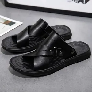 Hochwertige schwarze Leder-Herrensandalen mit Kreuzriemen-Design und Schnalle
